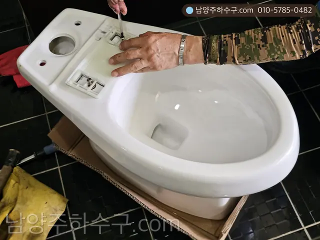 이물 제거를 위해 탈거한 변기