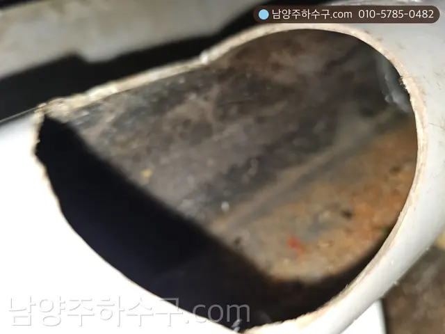 기름때로 안지름이 좁아진 배관 단면