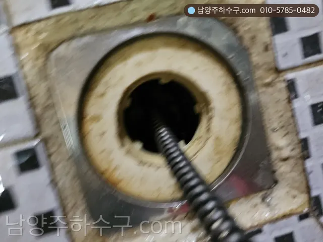 배수구 안으로 들어가는 스프링 근접