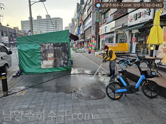 도로변에서 배관 세척 작업 중인 모습
