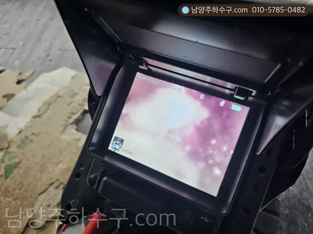천장 배관을 내시경으로 확인하는 모니터