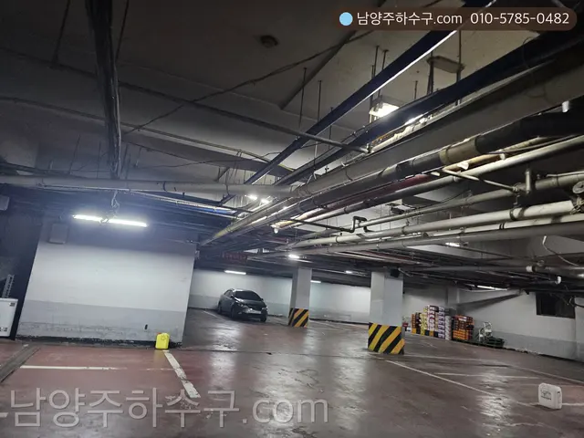 지하주차장 천장의 배관